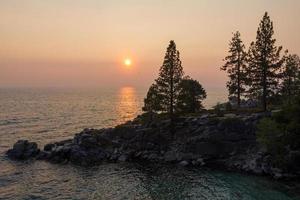 enseada secreta ao longo do lago tahoe em nevada. secret cove é uma das várias praias localizadas ao longo da rodovia 28, na remota costa leste de lake tahoe. foto