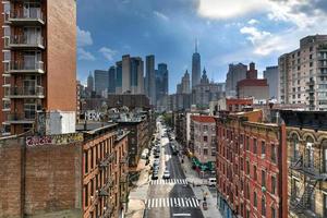 cidade de nova york - 28 de junho de 2020 - vista aérea do centro da cidade de nova york e do bairro de chinatown. foto