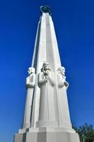 los angeles, califórnia - 26 de julho de 2020 - monumento aos astrônomos no observatório griffith no parque griffith. os astrônomos representados são Galileu, Copérnico, Herschel, Hiparco, Kepler e Newton. foto