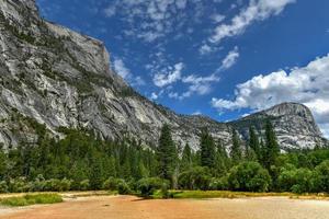 um prado de espelho seco durante o verão no parque nacional de yosemite, califórnia, eua. durante o verão, o prado se enche de água e se torna um lago mirrow. foto