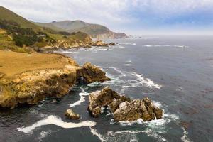 vista da costa rochosa do pacífico do parque estadual de garrapata, califórnia. foto