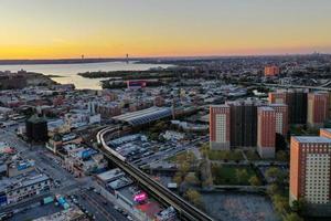 vista aérea ao longo de coney island e da praia em brooklyn, nova york. foto