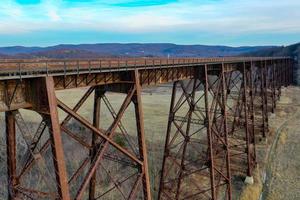 cavalete do viaduto de moodna. o viaduto de moodna é um cavalete ferroviário de ferro que se estende por moodna creek e seu vale na extremidade norte da montanha schunemunk em cornwall, nova york. foto