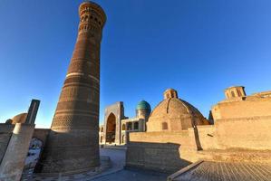 grande minarete do kalon em bucara, uzbequistão. é um minarete do complexo da mesquita po-i-kalyan em bucara, uzbequistão e um dos marcos mais proeminentes da cidade. foto