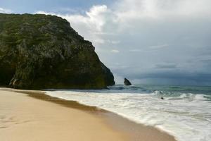 a praia da adraga é uma praia do atlântico norte em portugal, perto da cidade de almocageme, sintra. foto
