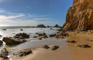 linda e romântica praia do estado de el matador em malibu, sul da califórnia foto