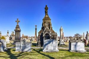 cidade de nova york - 23 de fevereiro de 2020 - cemitério do calvário com horizonte de manhattan em nova york. Calvary Cemitério é um cemitério em Queens, contendo mais de 3 milhões de sepulturas. foto