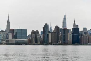 horizonte da cidade de nova york do transmissor park em greenpoint, brooklyn. foto