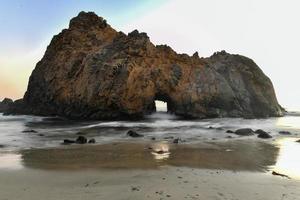 praia de pfeiffer ao longo do parque estadual de pfeiffer em big sur, califórnia. foto