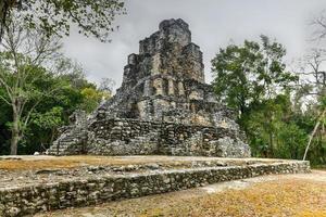 muyil ruínas maias de uma pirâmide em sian kaan perto de tulum, méxico. foto