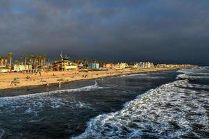 o cais e o oceano pacífico ao pôr do sol, na praia imperial, perto de san diego, califórnia foto