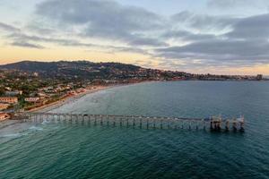 vista aérea da reserva costeira de scripps em la jolla, califórnia, ao pôr do sol. foto