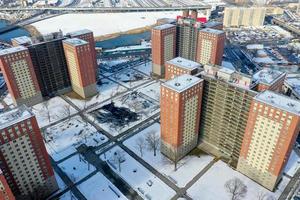 complexo habitacional luna park em coney island, brooklyn, nova york, em um dia de neve. foto