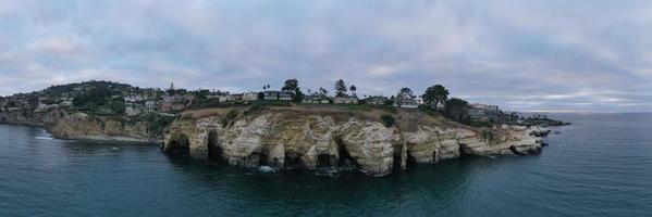 as águas azuis da costa do oceano pacífico ao longo da praia de la jolla, califórnia. foto