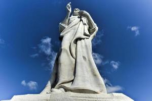 o cristo de havana, uma grande escultura representando jesus de nazaré no topo de uma colina com vista para a baía em havana, cuba, 2022 foto