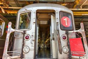 bronx, nova york - 31 de janeiro de 2016 - 240th street train yard para manutenção de trens. foto