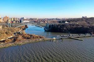 pontes henry hudson e spuyten duyvil abrangendo spuyten duyvil creek entre o bronx e manhattan na cidade de nova york. foto