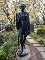 cidade de nova york - 16 de abril de 2020 - estátua de mahatma gandhi em union square, cidade de nova york. foto