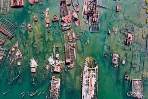 uma vista aérea de cima de navios abandonados no cemitério de arthur kill boat em staten island, nova york. foto