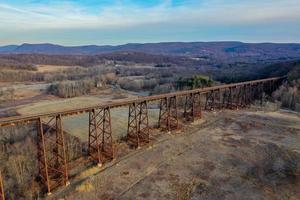 cavalete do viaduto de moodna. o viaduto de moodna é um cavalete ferroviário de ferro que se estende por moodna creek e seu vale na extremidade norte da montanha schunemunk em cornwall, nova york. foto