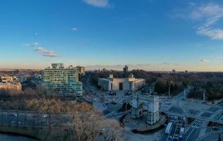 vista aérea do arco triunfal no grand army plaza em brooklyn, cidade de nova york foto