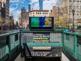 cidade de nova york - 9 de abril de 2020 - entrada do metrô da estação 14th street union square em manhattan, cidade de nova york. foto