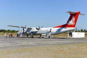 inhambane, moçambique - 4 de julho de 2012 - avião no aeroporto de inhambane, um aeroporto no distrito de jangamo, província de inhambane, moçambique. foto