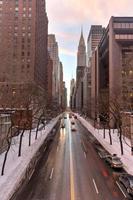 nova york, nova york, eua - 24 de janeiro de 2016 - a vista olhando para oeste na 42nd street em manhattan da cidade de tudor no inverno. o chrysler building pode ser visto, assim como o tráfego da 42nd street. foto