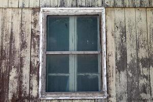 uma pequena janela em um prédio residencial em uma cidade grande foto