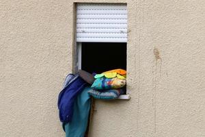 uma pequena janela em um prédio residencial em uma cidade grande foto