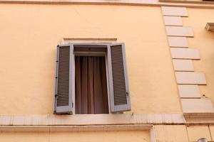 uma pequena janela em um prédio residencial em uma cidade grande foto