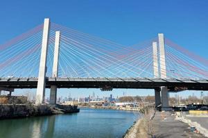 ponte kosciuszko que une brooklyn e queens na cidade de nova york através de newtown creek. a nova ponte é uma ponte estaiada. foto