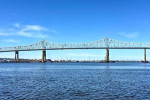 a travessia da ponte externa é uma ponte cantilever que atravessa a mata de arthur. a ponte externa, como é frequentemente conhecida, conecta perth amboy, nova jersey, com staten island, nova york. foto