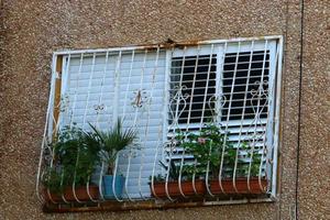 uma pequena janela em um prédio residencial em uma cidade grande foto