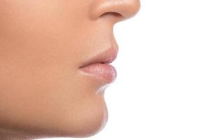 closeup de belos lábios femininos em fundo branco foto