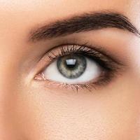 close-up do lindo olho verde feminino foto