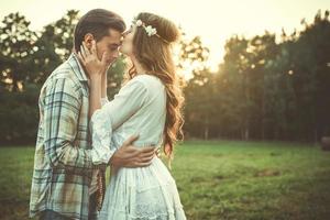 retrato de casal jovem e bonito ao pôr do sol foto