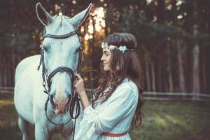 jovem de lindo vestido branco e seu lindo cavalo foto