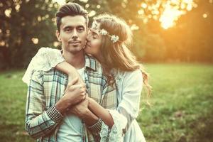 retrato de casal jovem e bonito ao pôr do sol foto