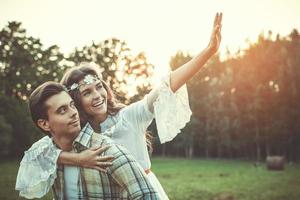 retrato de casal jovem e bonito ao pôr do sol foto