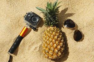 abacaxi, óculos de sol e câmera de ação foto