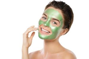 mulher com máscara peel-off verde no rosto foto