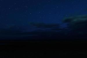 céu noturno com estrelas e nuvens em movimento foto