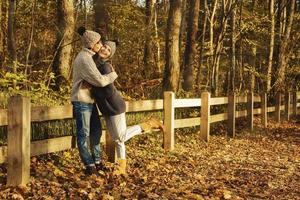 jovem casal no parque em dia ensolarado de outono foto