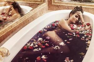 mulher bonita no banho com flores