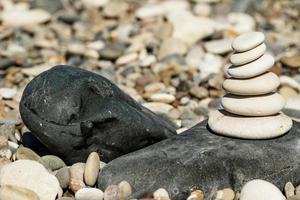 pilha de pedras redondas lisas em Pebble Beach foto