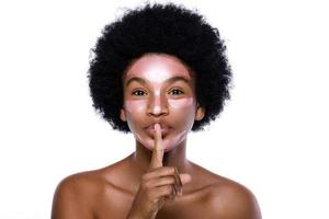 jovem africana com uma máscara purificadora no rosto foto