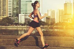 mulher na cidade durante seu treino de corrida foto