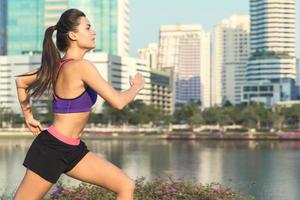 mulher na cidade durante seu treino de corrida foto