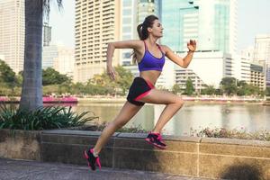 mulher na cidade durante seu treino de corrida foto